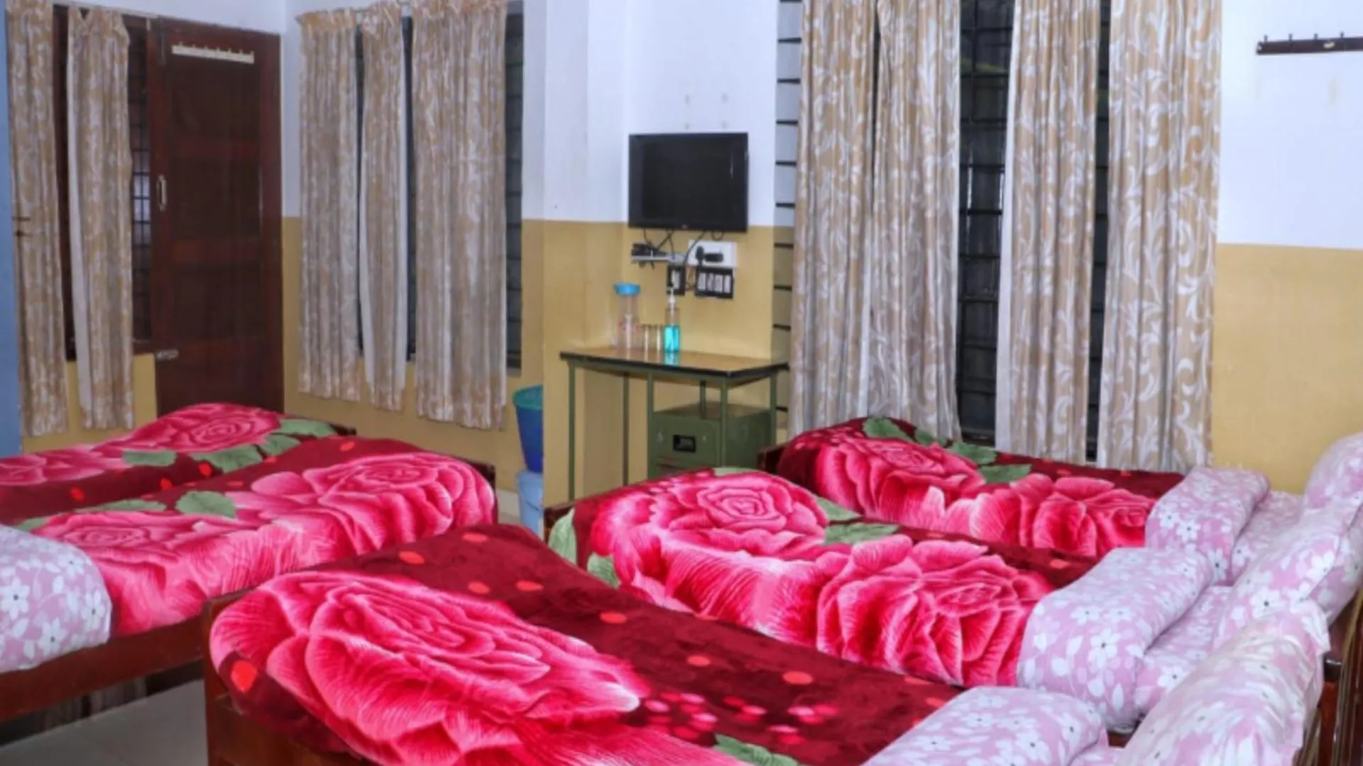 Ac Mist Hotel Munnar