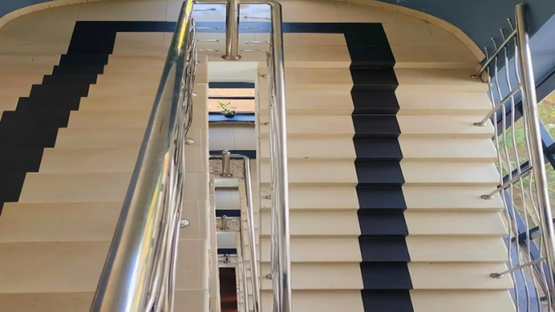 **  Ac Mist Hotel Munnar India